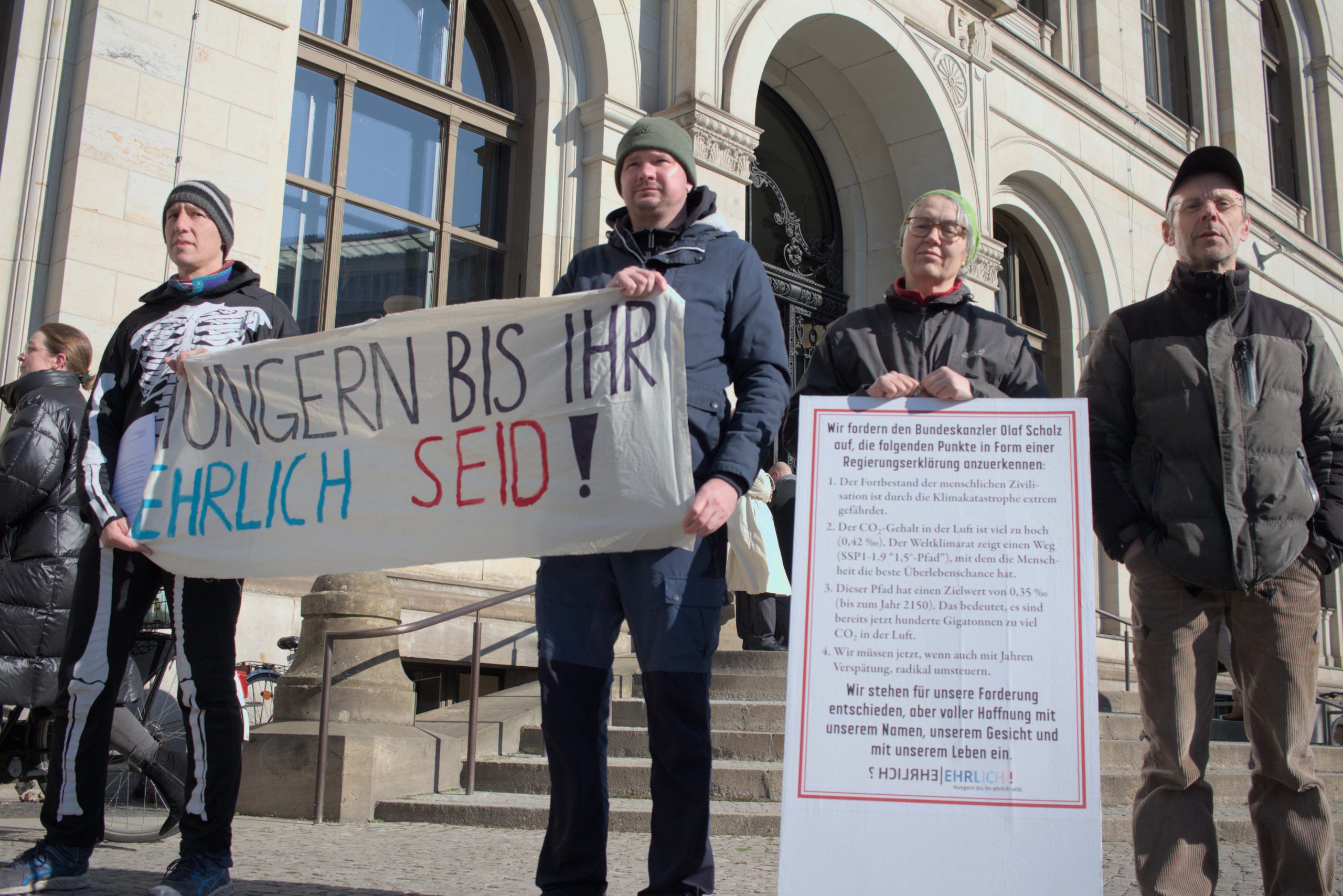 You are currently viewing Mahnwache zum Hungerstreik vor Verkehrsministerium in Berlin, 19.03.2024