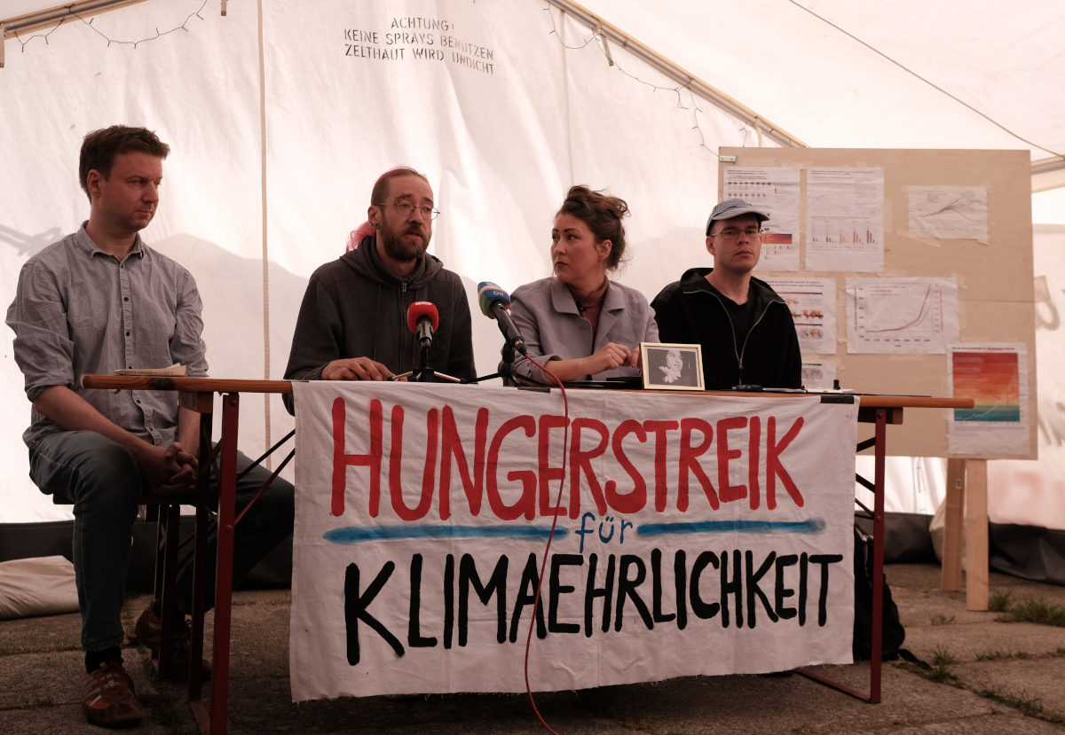 Read more about the article Zwei Hungerstreikende mit Krankenhausaufenthalten – Ein weiterer Mann schließt sich dem Hungerstreik für Klimaehrlichkeit an