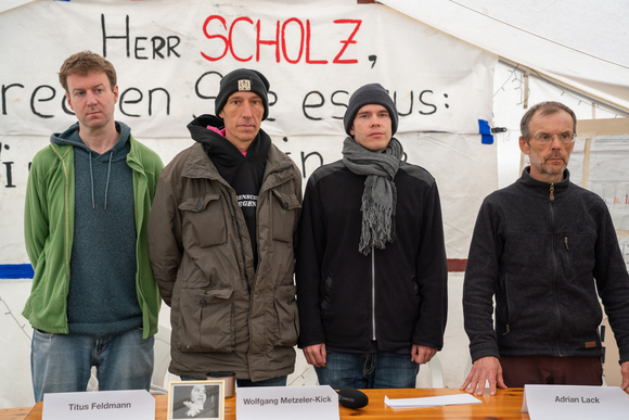 Read more about the article Zwei Menschen kündigen trockenen Hungerstreik an und reduzieren Forderung