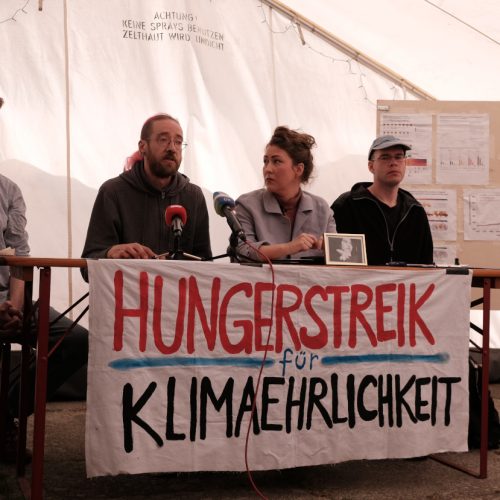 Zwei Hungerstreikende mit Krankenhausaufenthalten – Ein weiterer Mann schließt sich dem Hungerstreik für Klimaehrlichkeit an